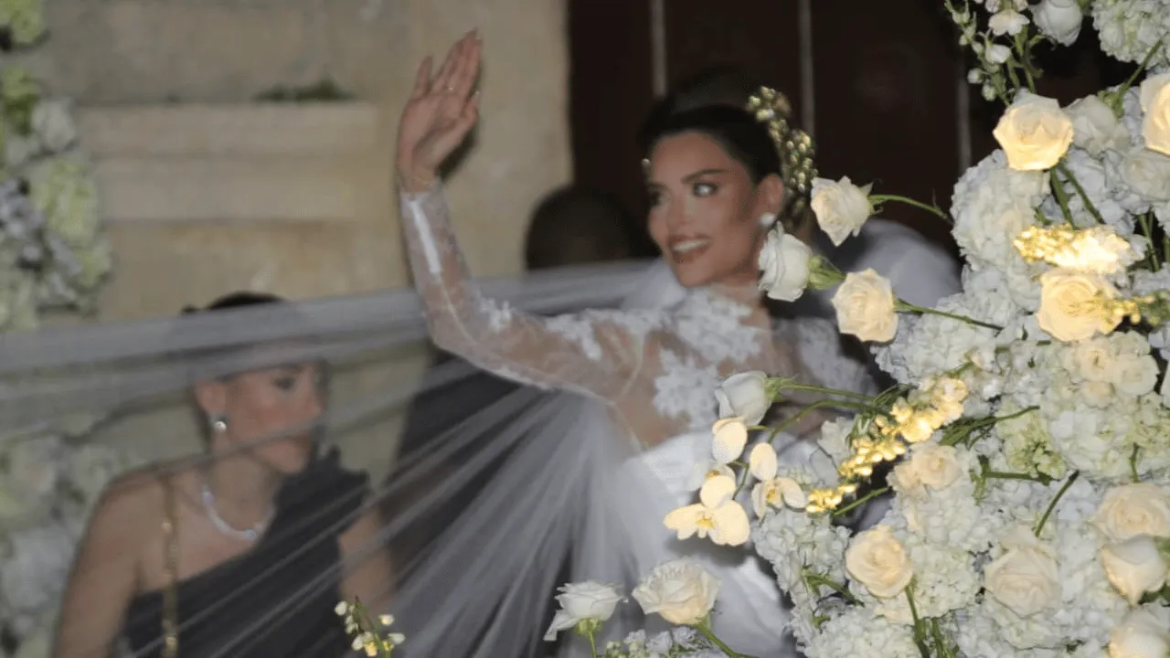 Ariadna Gutiérrez levanta la mano derecha mientras su velo de tul cruza la imagen.